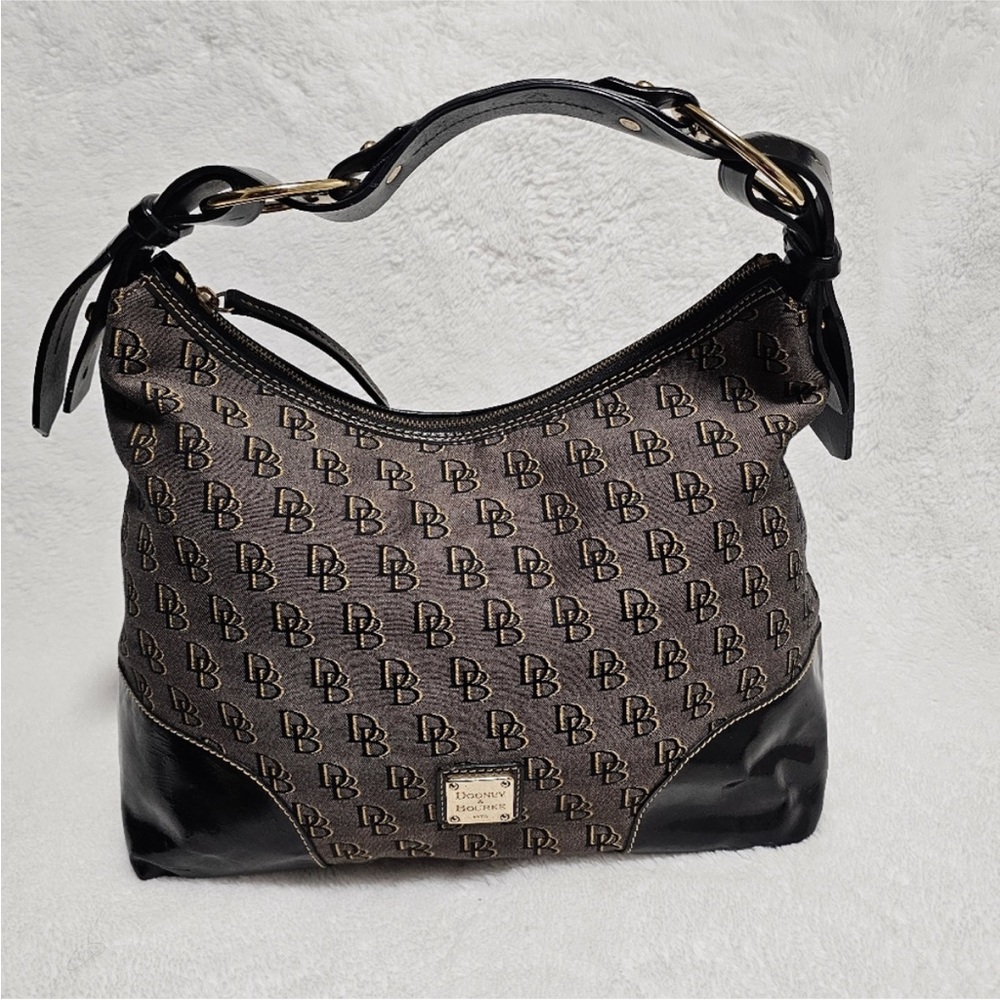 Dooney & Bourke
Nikki Shadow Signature Logo Canvas Shoulder bag